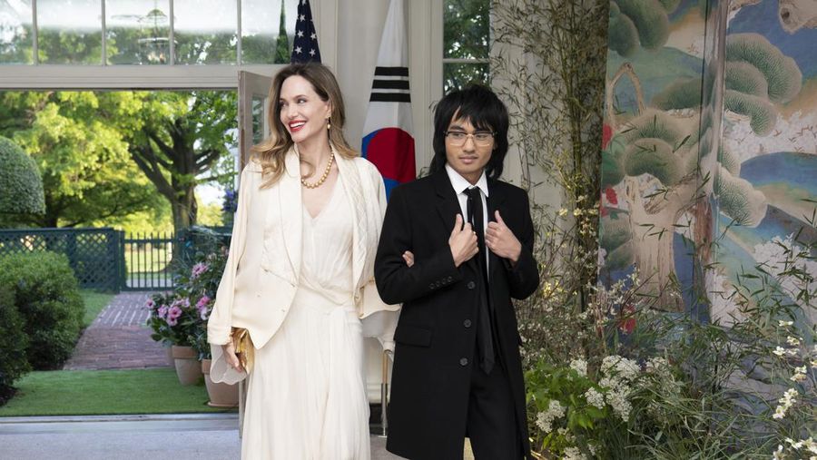 Aktris Angelina Jolie, kiri, dan Maddox Jolie-Pitt tiba untuk menghadiri makan malam kenegaraan untuk menghormati Presiden Korea Selatan Yoon Suk Yeol dan Ibu Negara Korea Selatan Kim Keon Hee yang dipandu oleh Presiden AS Joe Biden dan Ibu Negara Jill Biden di Gedung Putih di Washington, DC, AS, pada Rabu, 26 April 2023. AS akan memperkuat penangkalan yang diberikannya kepada Korea Selatan terhadap ancaman nuklir, mengamankan janji dari Seoul untuk menghormati komitmen untuk tidak mengejar persenjataan atomnya sendiri. (Sarah Silbiger/Bloomberg via Getty Images)