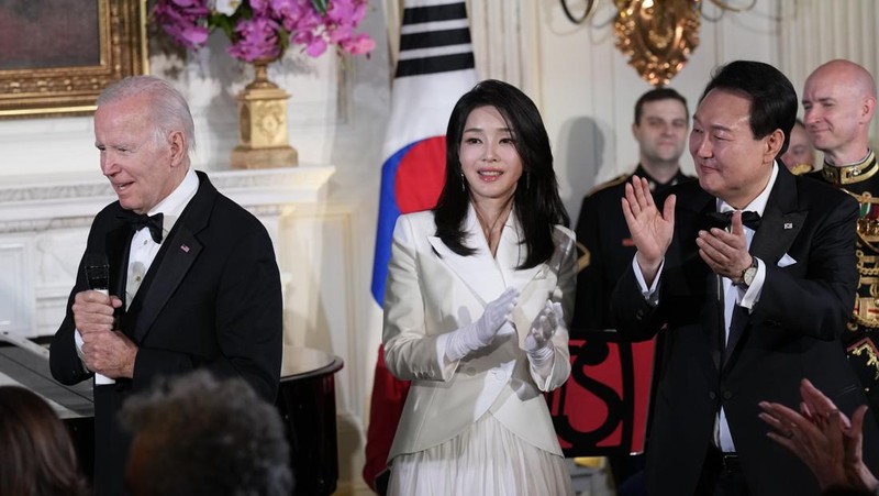 South Korea's President Yoon Suk Yeol and his wife Kim Keon Hee and President Joe Biden and first lady Jill Biden arrive for a photo in front of the Grand Staircase during a State Dinner at the White House in Washington, Wednesday, April 26, 2023. (AP Photo/Susan Walsh)