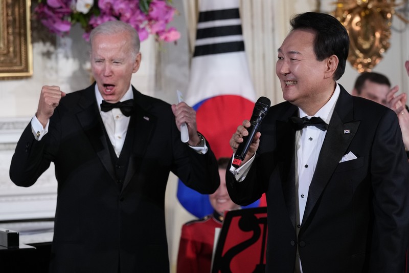 Biden US South Korea South Korea's President Yoon Suk Yeol and his wife Kim Keon Hee and President Joe Biden and first lady Jill Biden arrive for a photo in front of the Grand Staircase during a State Dinner at the White House in Washington, Wednesday, April 26, 2023. (AP Photo/Susan Walsh)
