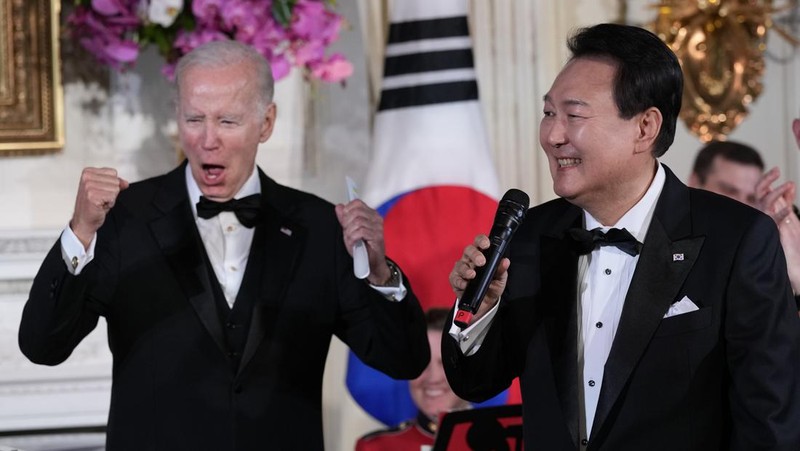 South Korea's President Yoon Suk Yeol and his wife Kim Keon Hee and President Joe Biden and first lady Jill Biden arrive for a photo in front of the Grand Staircase during a State Dinner at the White House in Washington, Wednesday, April 26, 2023. (AP Photo/Susan Walsh)