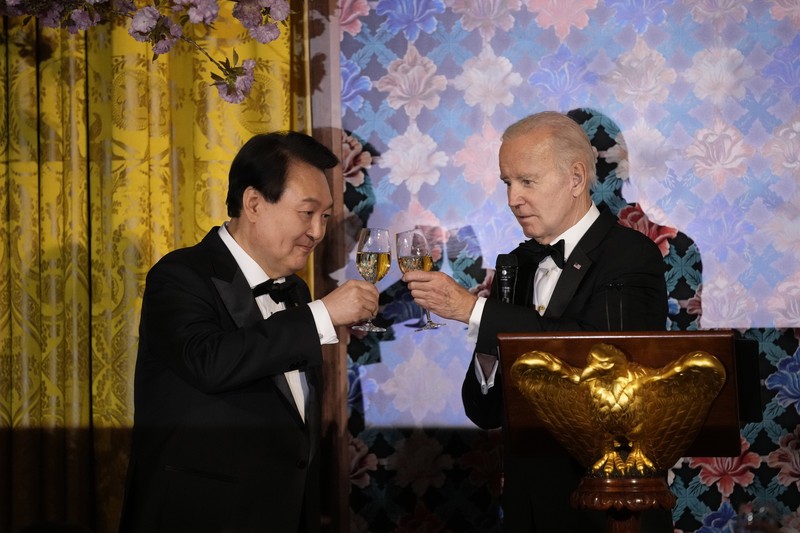Biden US South Korea South Korea's President Yoon Suk Yeol and his wife Kim Keon Hee and President Joe Biden and first lady Jill Biden arrive for a photo in front of the Grand Staircase during a State Dinner at the White House in Washington, Wednesday, April 26, 2023. (AP Photo/Susan Walsh)