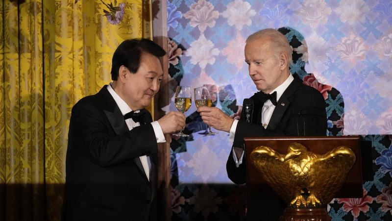 South Korea's President Yoon Suk Yeol and his wife Kim Keon Hee and President Joe Biden and first lady Jill Biden arrive for a photo in front of the Grand Staircase during a State Dinner at the White House in Washington, Wednesday, April 26, 2023. (AP Photo/Susan Walsh)