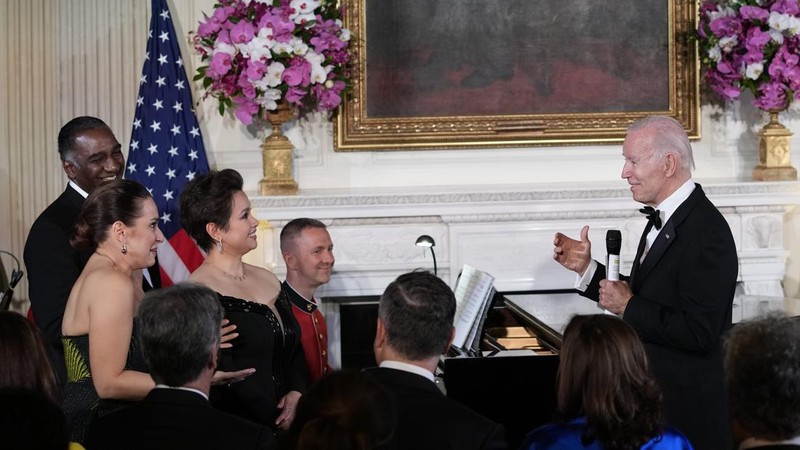 South Korea's President Yoon Suk Yeol and his wife Kim Keon Hee and President Joe Biden and first lady Jill Biden arrive for a photo in front of the Grand Staircase during a State Dinner at the White House in Washington, Wednesday, April 26, 2023. (AP Photo/Susan Walsh)