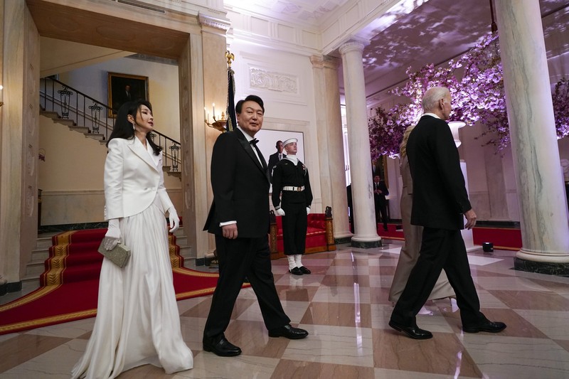 Biden US South Korea South Korea's President Yoon Suk Yeol and his wife Kim Keon Hee and President Joe Biden and first lady Jill Biden arrive for a photo in front of the Grand Staircase during a State Dinner at the White House in Washington, Wednesday, April 26, 2023. (AP Photo/Susan Walsh)
