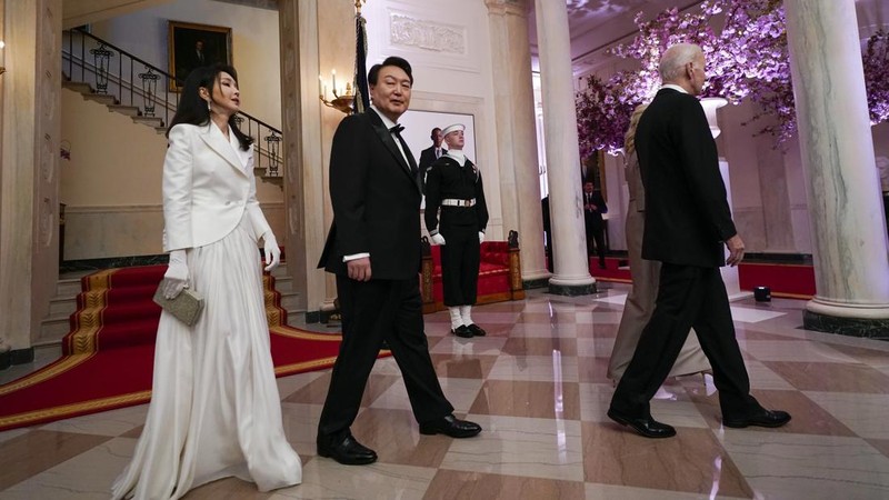 South Korea's President Yoon Suk Yeol and his wife Kim Keon Hee and President Joe Biden and first lady Jill Biden arrive for a photo in front of the Grand Staircase during a State Dinner at the White House in Washington, Wednesday, April 26, 2023. (AP Photo/Susan Walsh)
