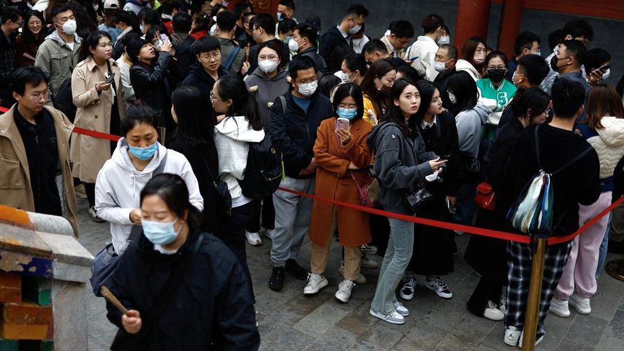 People line up to enter a store for Buddhist items at Lama Temple, in Beijing, China April 22, 2023. REUTERS/Tingshu Wang