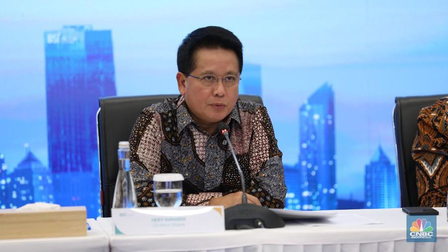 Hery Gunardi, Dirut BSI Syariah dalam acara press conference paparan kinerja triwulan I 2023 PT Bank Syariah Indonesia TBK, di Menara Bank Syariah Indonesia, Jakarta, Kamis (27/4/2023). (CNBC Indonesia/Tri Susilo)