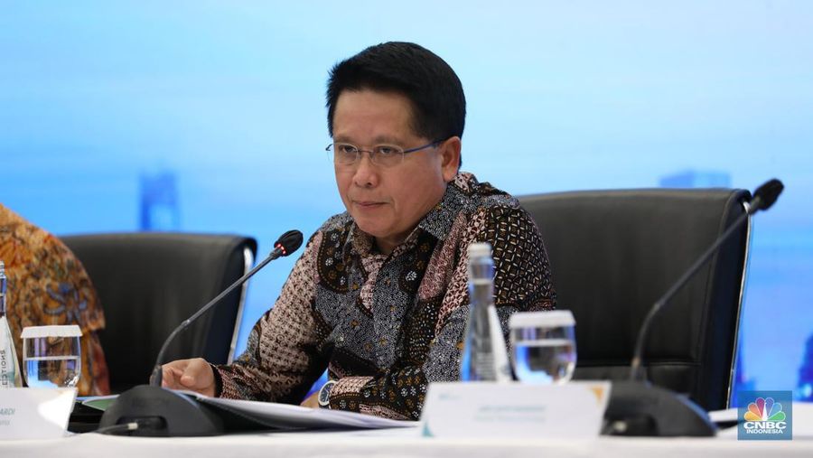 Hery Gunardi, Dirut BSI Syariah dalam acara press conference paparan kinerja triwulan I 2023 PT Bank Syariah Indonesia TBK, di Menara Bank Syariah Indonesia, Jakarta, Kamis (27/4/2023). (CNBC Indonesia/Tri Susilo)