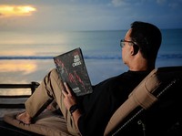 Anies Posting Baca Buku Krisis Utang Besar, Sindir Siapa Nih?