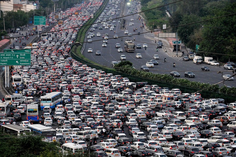 Orang-orang mengunjungi Gerbang India di New Delhi. - Setiap pagi dan sore dan selama beberapa jam di antara puluhan juta orang India duduk menganggur di jalan raya yang macet dan bergelantungan di sisi kereta penumpang yang padat di tempat yang menjadi negara terpadat di dunia. Orang-orang mengunjungi Gerbang India di New Delhi. - Setiap pagi dan sore dan selama beberapa jam di antara puluhan juta orang India duduk menganggur di jalan raya yang macet dan bergelantungan di sisi kereta penumpang yang padat di tempat yang menjadi negara terpadat di dunia. (Sajjad HUSSAIN / AFP)