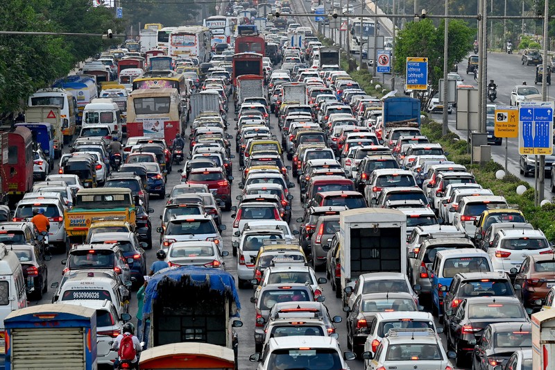 Orang-orang mengunjungi Gerbang India di New Delhi. - Setiap pagi dan sore dan selama beberapa jam di antara puluhan juta orang India duduk menganggur di jalan raya yang macet dan bergelantungan di sisi kereta penumpang yang padat di tempat yang menjadi negara terpadat di dunia. Orang-orang mengunjungi Gerbang India di New Delhi. - Setiap pagi dan sore dan selama beberapa jam di antara puluhan juta orang India duduk menganggur di jalan raya yang macet dan bergelantungan di sisi kereta penumpang yang padat di tempat yang menjadi negara terpadat di dunia. (Sajjad HUSSAIN / AFP)