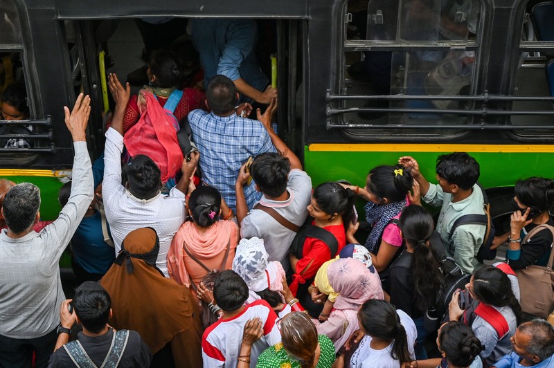 Orang-orang mengunjungi Gerbang India di New Delhi. - Setiap pagi dan sore dan selama beberapa jam di antara puluhan juta orang India duduk menganggur di jalan raya yang macet dan bergelantungan di sisi kereta penumpang yang padat di tempat yang menjadi negara terpadat di dunia. Orang-orang mengunjungi Gerbang India di New Delhi. - Setiap pagi dan sore dan selama beberapa jam di antara puluhan juta orang India duduk menganggur di jalan raya yang macet dan bergelantungan di sisi kereta penumpang yang padat di tempat yang menjadi negara terpadat di dunia. (Sajjad HUSSAIN / AFP)