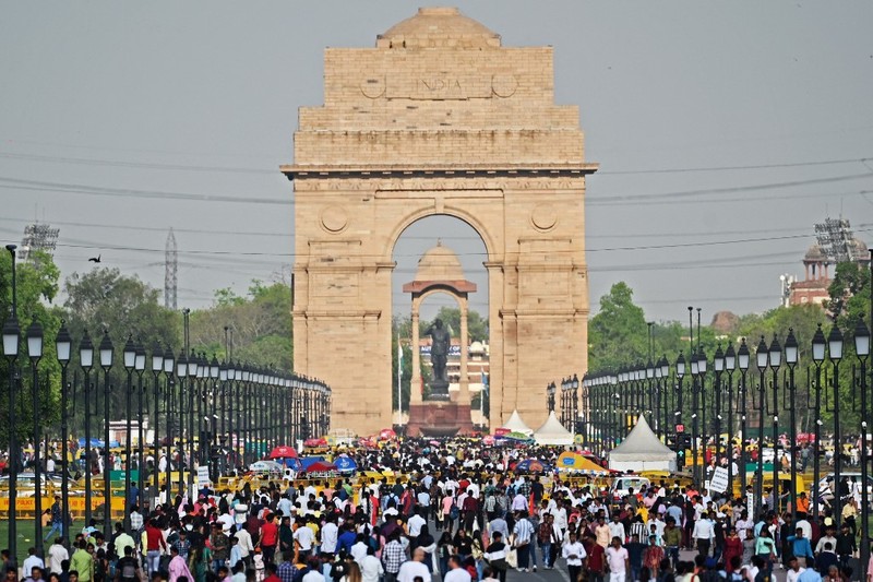 Orang-orang mengunjungi Gerbang India di New Delhi. - Setiap pagi dan sore dan selama beberapa jam di antara puluhan juta orang India duduk menganggur di jalan raya yang macet dan bergelantungan di sisi kereta penumpang yang padat di tempat yang menjadi negara terpadat di dunia. Orang-orang mengunjungi Gerbang India di New Delhi. - Setiap pagi dan sore dan selama beberapa jam di antara puluhan juta orang India duduk menganggur di jalan raya yang macet dan bergelantungan di sisi kereta penumpang yang padat di tempat yang menjadi negara terpadat di dunia. (Sajjad HUSSAIN / AFP)