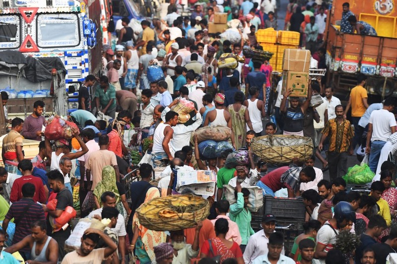 Orang-orang mengunjungi Gerbang India di New Delhi. - Setiap pagi dan sore dan selama beberapa jam di antara puluhan juta orang India duduk menganggur di jalan raya yang macet dan bergelantungan di sisi kereta penumpang yang padat di tempat yang menjadi negara terpadat di dunia. Orang-orang mengunjungi Gerbang India di New Delhi. - Setiap pagi dan sore dan selama beberapa jam di antara puluhan juta orang India duduk menganggur di jalan raya yang macet dan bergelantungan di sisi kereta penumpang yang padat di tempat yang menjadi negara terpadat di dunia. (Sajjad HUSSAIN / AFP)