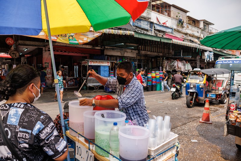 Seorang wanita menggunakan kipas tangan saat suhu mencapai rekor 45,4 derajat Celcius (113,7 Fahrenheit) di Bangkok, Thailand, 22 April 2023. (REUTERS/Chalinee Thirasupa)