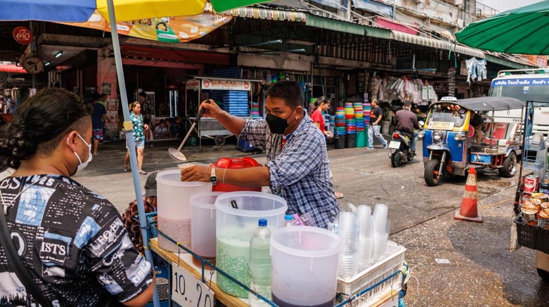Pengendara berkendara di sepanjang jalan selama gelombang panas di Bangkok, Thailand, pada Kamis, 27 April 2023. Pemerintah Thailand akan memangkas tarif listrik menjelang pemilihan umum bulan depan, dalam upaya meringankan penderitaan konsumen dan bisnis yang bergulat dengan suhu yang sangat panas. (Andre Malerba/Bloomberg via Getty Images)