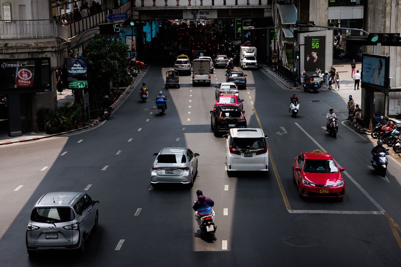 Pengendara berkendara di sepanjang jalan selama gelombang panas di Bangkok, Thailand, pada Kamis, 27 April 2023. Pemerintah Thailand akan memangkas tarif listrik menjelang pemilihan umum bulan depan, dalam upaya meringankan penderitaan konsumen dan bisnis yang bergulat dengan suhu yang sangat panas. (Andre Malerba/Bloomberg via Getty Images)
