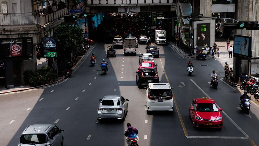 Pengendara berkendara di sepanjang jalan selama gelombang panas di Bangkok, Thailand, pada Kamis, 27 April 2023. Pemerintah Thailand akan memangkas tarif listrik menjelang pemilihan umum bulan depan, dalam upaya meringankan penderitaan konsumen dan bisnis yang bergulat dengan suhu yang sangat panas. (Andre Malerba/Bloomberg via Getty Images)