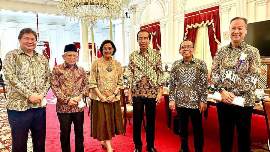 Rapat kabinet pertama setelah lebaran siang hari ini membahas dua agenda (1) persiapan KTT ASEAN dan (2) subsidi pupuk organik di Istana Merdeka. (Instagram @smindrawati)