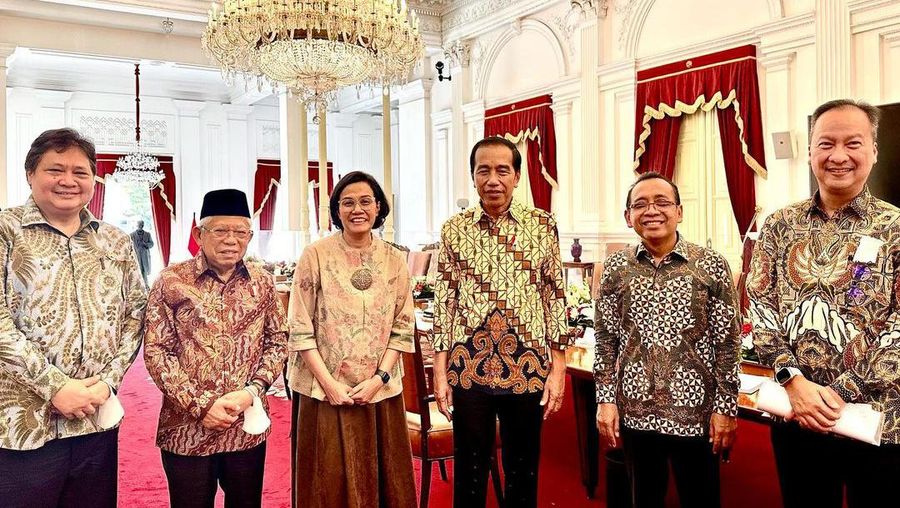Rapat kabinet pertama setelah lebaran siang hari ini membahas dua agenda (1) persiapan KTT ASEAN dan (2) subsidi pupuk organik di Istana Merdeka. (Instagram @smindrawati)