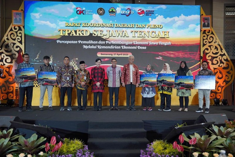 Sandiaga Uno dan Ganjar Pranowo di acara OJK. (Instagram @sandiuno)