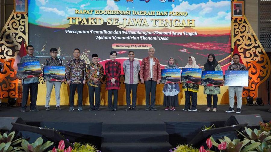 Sandiaga Uno dan Ganjar Pranowo di acara OJK. (Instagram @sandiuno)