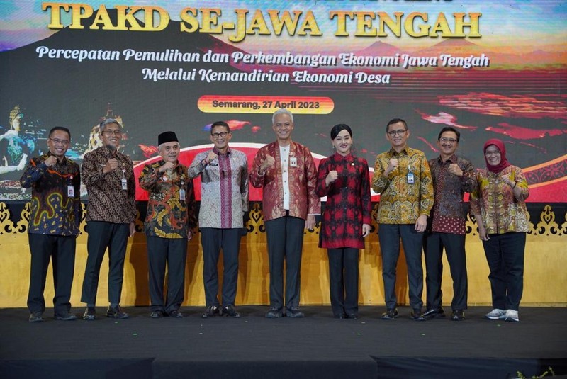 Sandiaga Uno dan Ganjar Pranowo di acara OJK. (Instagram @sandiuno)