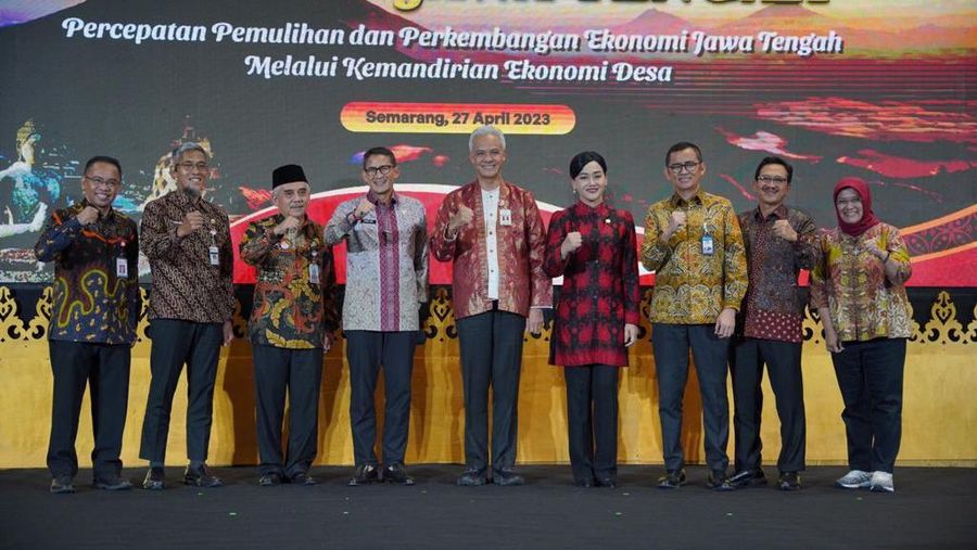 Sandiaga Uno dan Ganjar Pranowo di acara OJK. (Instagram @sandiuno)