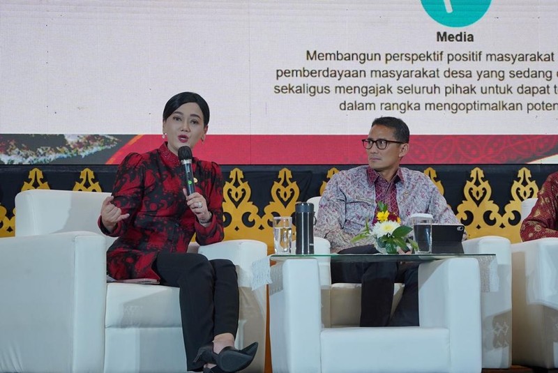Sandiaga Uno dan Ganjar Pranowo di acara OJK. (Instagram @sandiuno)