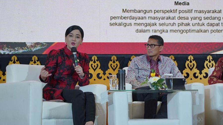 Sandiaga Uno dan Ganjar Pranowo di acara OJK. (Instagram @sandiuno)