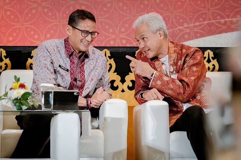 Sandiaga Uno dan Ganjar Pranowo di acara OJK. (Instagram @sandiuno)