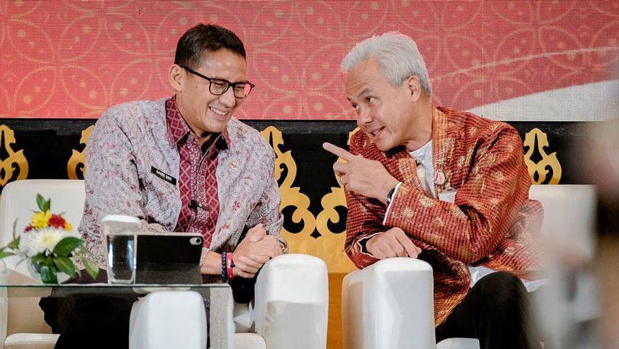 Sandiaga Uno dan Ganjar Pranowo di acara OJK. (Instagram @sandiuno)