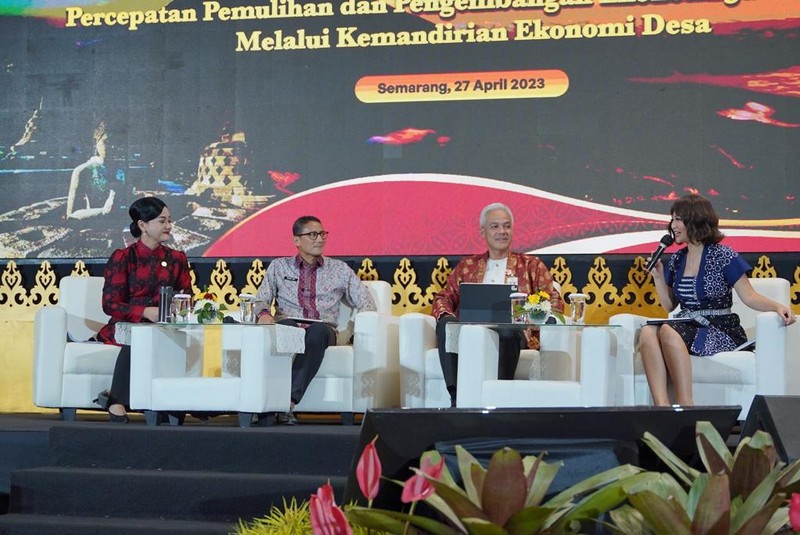 Sandiaga Uno dan Ganjar Pranowo di acara OJK. (Instagram @sandiuno)