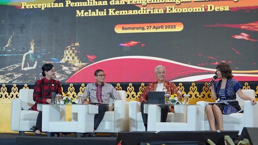 Sandiaga Uno dan Ganjar Pranowo di acara OJK. (Instagram @sandiuno)