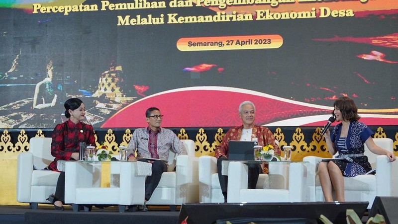 Sandiaga Uno dan Ganjar Pranowo di acara OJK. (Instagram @sandiuno)