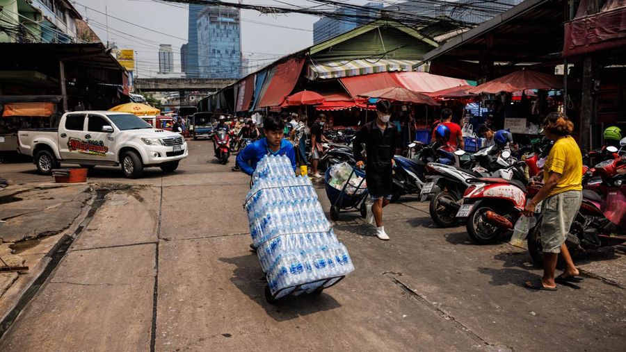 Pengendara berkendara di sepanjang jalan selama gelombang panas di Bangkok, Thailand, pada Kamis, 27 April 2023. Pemerintah Thailand akan memangkas tarif listrik menjelang pemilihan umum bulan depan, dalam upaya meringankan penderitaan konsumen dan bisnis yang bergulat dengan suhu yang sangat panas. (Andre Malerba/Bloomberg via Getty Images)