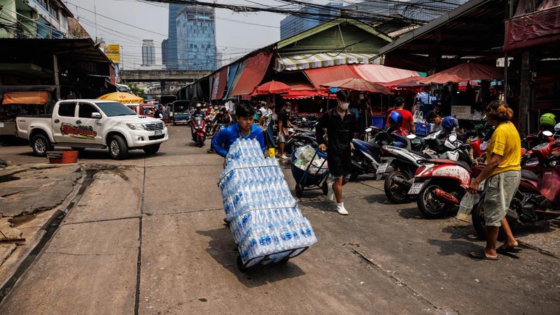 Pengendara berkendara di sepanjang jalan selama gelombang panas di Bangkok, Thailand, pada Kamis, 27 April 2023. Pemerintah Thailand akan memangkas tarif listrik menjelang pemilihan umum bulan depan, dalam upaya meringankan penderitaan konsumen dan bisnis yang bergulat dengan suhu yang sangat panas. (Andre Malerba/Bloomberg via Getty Images)