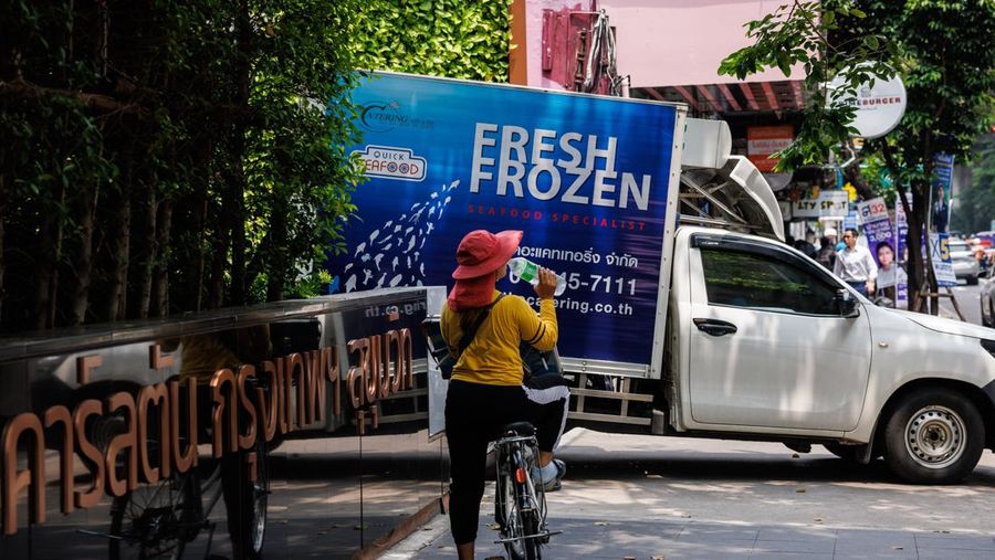 Pengendara berkendara di sepanjang jalan selama gelombang panas di Bangkok, Thailand, pada Kamis, 27 April 2023. Pemerintah Thailand akan memangkas tarif listrik menjelang pemilihan umum bulan depan, dalam upaya meringankan penderitaan konsumen dan bisnis yang bergulat dengan suhu yang sangat panas. (Andre Malerba/Bloomberg via Getty Images)