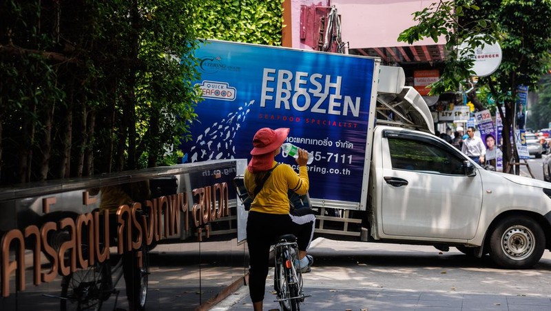 Pengendara berkendara di sepanjang jalan selama gelombang panas di Bangkok, Thailand, pada Kamis, 27 April 2023. Pemerintah Thailand akan memangkas tarif listrik menjelang pemilihan umum bulan depan, dalam upaya meringankan penderitaan konsumen dan bisnis yang bergulat dengan suhu yang sangat panas. (Andre Malerba/Bloomberg via Getty Images)