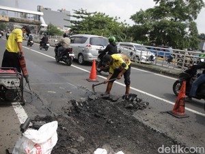 Bina Marga DKI Perbaiki 70 Ruas Jalan Berlubang Akibat Banjir di Jakarta