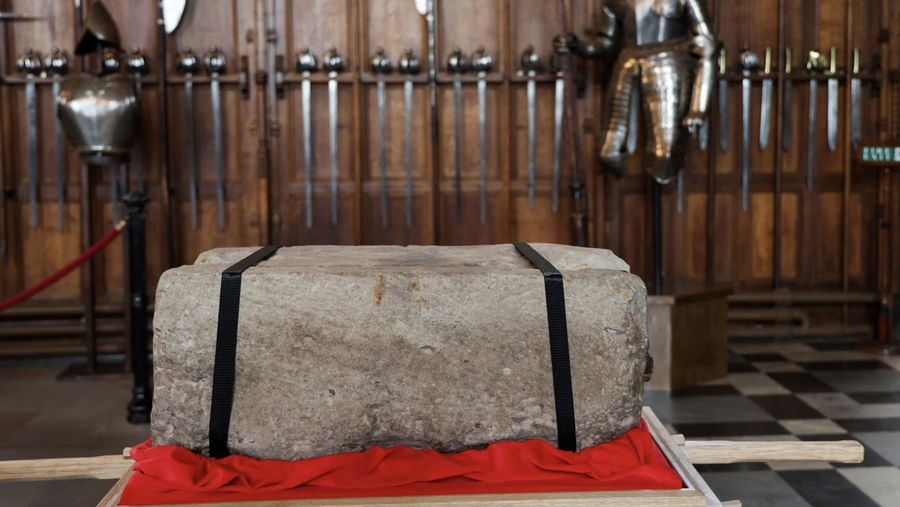 Batu Takdir terletak di Kastil Edinburgh (REUTERS/Russell Cheyne/Pool)