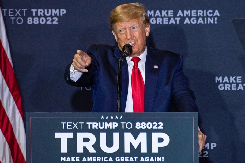 Mantan Presiden Donald Trump menyapa para pendukung pada rapat umum kampanye pada 27 April 2023 di Manchester, New Hampshire. Mantan Presiden Donald Trump menyapa para pendukung pada rapat umum kampanye pada 27 April 2023 di Manchester, New Hampshire. Trump, yang saat ini berurusan dengan semakin banyak kasus hukum terhadapnya, adalah calon presiden dari Partai Republik. (Spencer Platt/Getty Images)