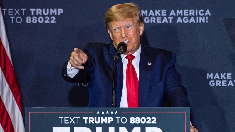 Mantan Presiden Donald Trump menyapa para pendukung pada rapat umum kampanye pada 27 April 2023 di Manchester, New Hampshire. Trump, yang saat ini berurusan dengan semakin banyak kasus hukum terhadapnya, adalah calon presiden dari Partai Republik. (Spencer Platt/Getty Images)