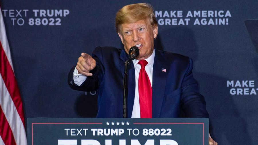 Mantan Presiden AS Donald Trump berbicara selama rapat umum Make America Great Again di Manchester, New Hampshire, pada 27 April 2023. (JOSEPH PREZIOSO/AFP via Getty Images)
