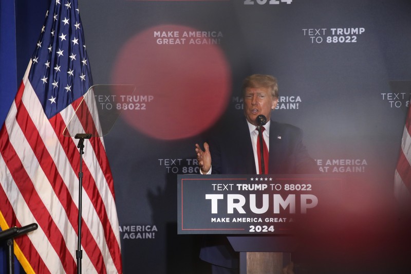Mantan Presiden Donald Trump menyapa para pendukung pada rapat umum kampanye pada 27 April 2023 di Manchester, New Hampshire. Mantan Presiden Donald Trump menyapa para pendukung pada rapat umum kampanye pada 27 April 2023 di Manchester, New Hampshire. Trump, yang saat ini berurusan dengan semakin banyak kasus hukum terhadapnya, adalah calon presiden dari Partai Republik. (Spencer Platt/Getty Images)