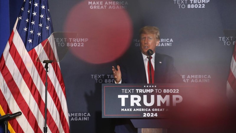 Mantan Presiden Donald Trump menyapa para pendukung pada rapat umum kampanye pada 27 April 2023 di Manchester, New Hampshire. Trump, yang saat ini berurusan dengan semakin banyak kasus hukum terhadapnya, adalah calon presiden dari Partai Republik. (Spencer Platt/Getty Images)