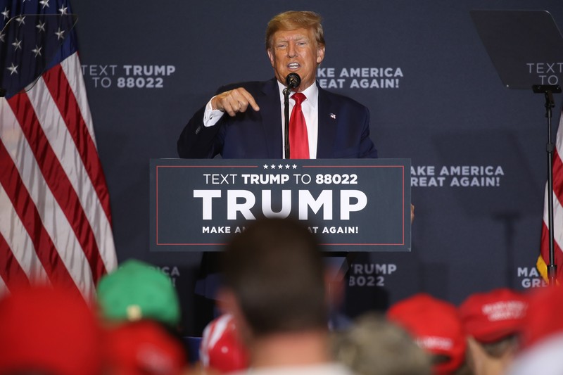 Mantan Presiden Donald Trump menyapa para pendukung pada rapat umum kampanye pada 27 April 2023 di Manchester, New Hampshire. Trump, yang saat ini berurusan dengan semakin banyak kasus hukum terhadapnya, adalah calon presiden dari Partai Republik. (Spencer Platt/Getty Images)