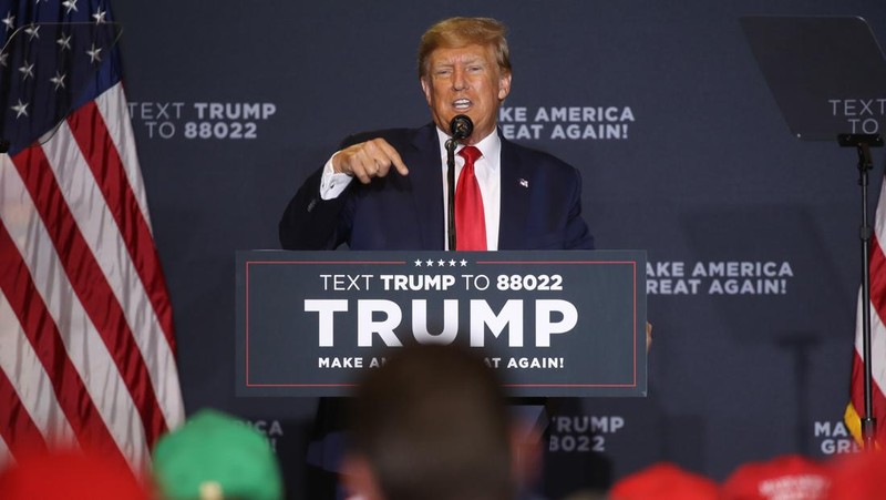 Mantan Presiden Donald Trump menyapa para pendukung pada rapat umum kampanye pada 27 April 2023 di Manchester, New Hampshire. Trump, yang saat ini berurusan dengan semakin banyak kasus hukum terhadapnya, adalah calon presiden dari Partai Republik. (Spencer Platt/Getty Images)