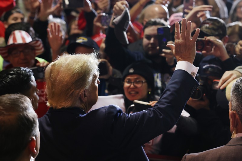 Mantan Presiden Donald Trump menyapa para pendukung pada rapat umum kampanye pada 27 April 2023 di Manchester, New Hampshire. Trump, yang saat ini berurusan dengan semakin banyak kasus hukum terhadapnya, adalah calon presiden dari Partai Republik. (Spencer Platt/Getty Images)