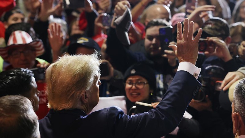 Mantan Presiden Donald Trump menyapa para pendukung pada rapat umum kampanye pada 27 April 2023 di Manchester, New Hampshire. Trump, yang saat ini berurusan dengan semakin banyak kasus hukum terhadapnya, adalah calon presiden dari Partai Republik. (Spencer Platt/Getty Images)